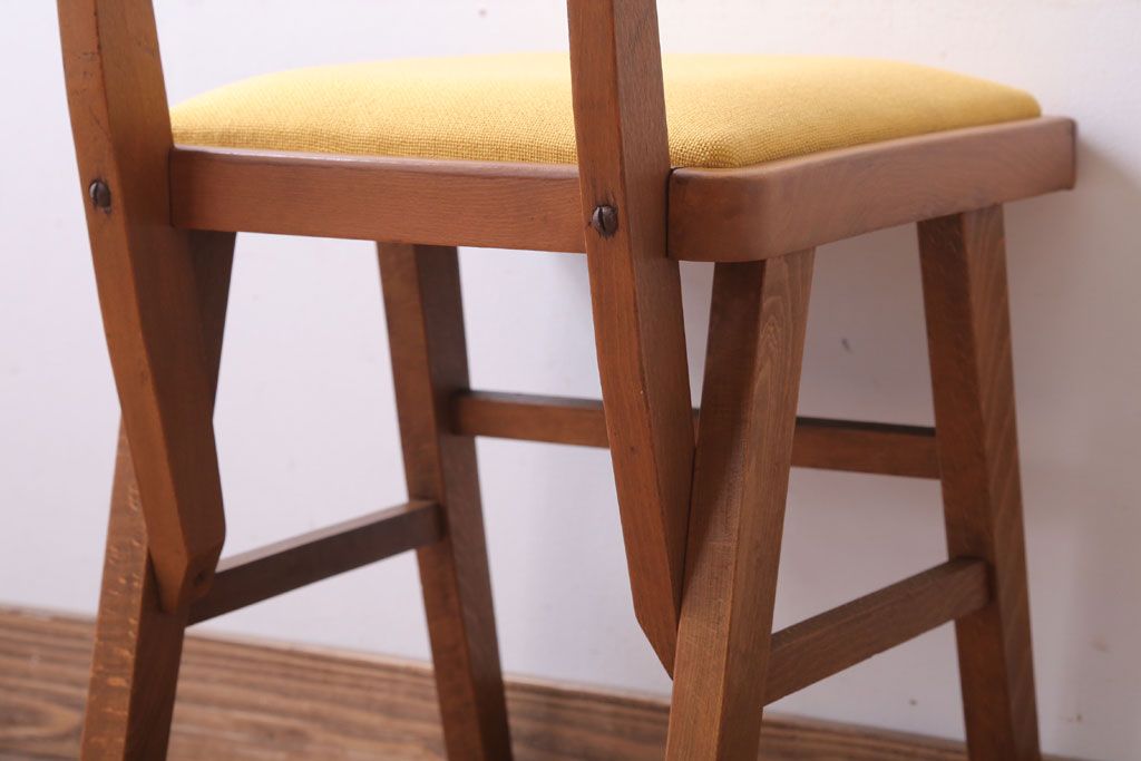 レトロ家具　昭和レトロ　古い木製の小ぶりなアンティークチェア