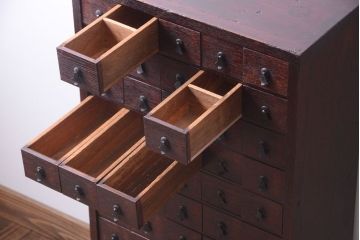 アンティーク家具　古民具・骨董　前面欅材!小ぶりなアンティーク薬箪笥