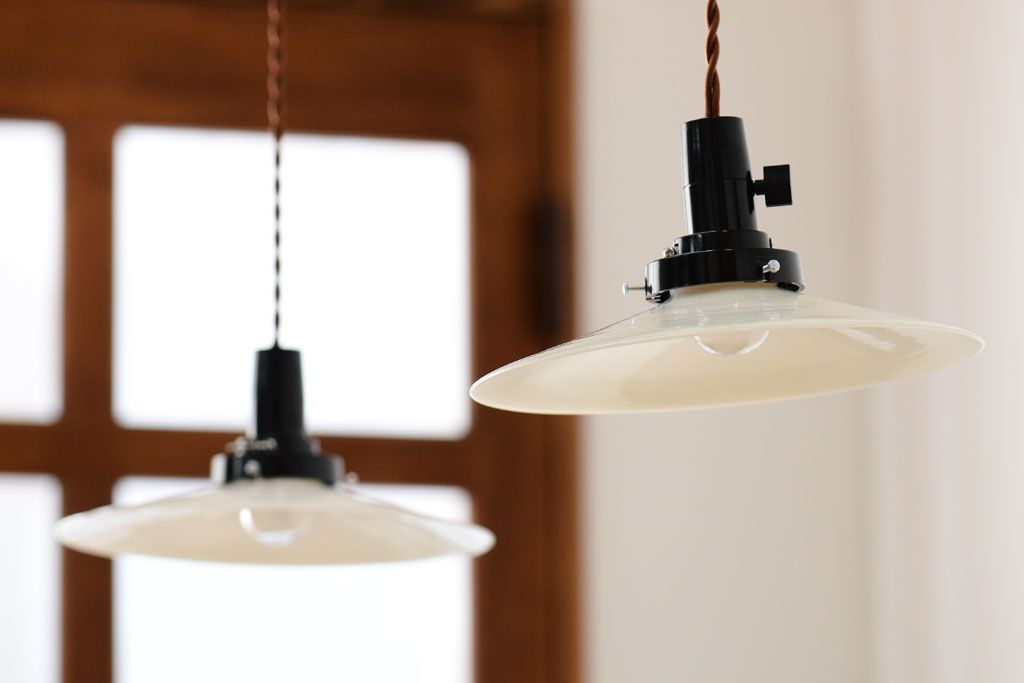 昭和レトロ　シンプルな白いガラスの平笠天井照明2個セット(2)