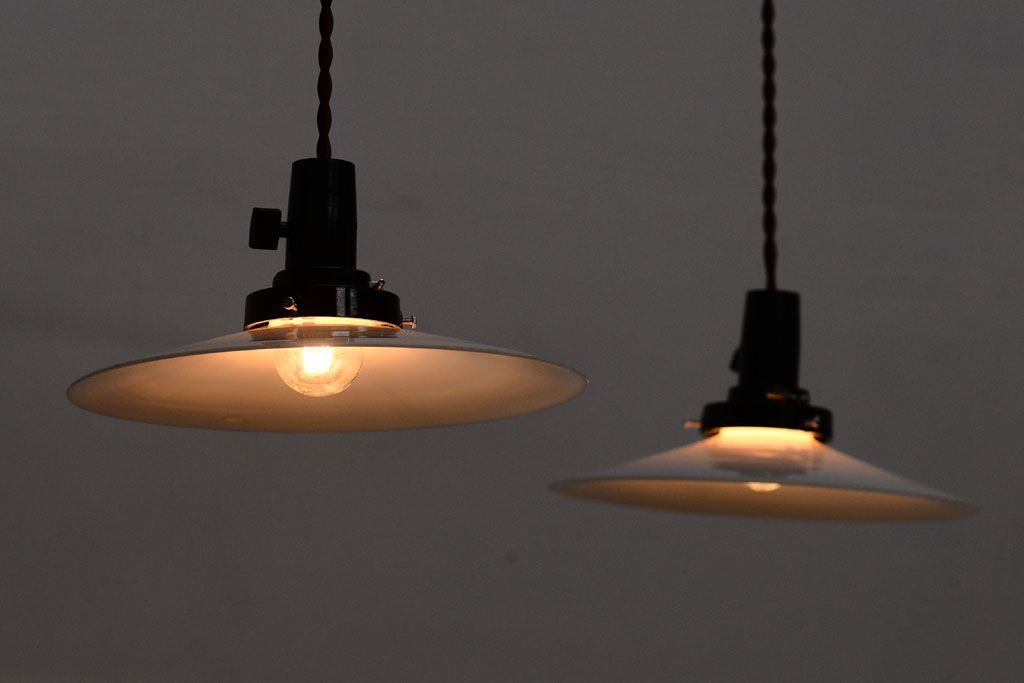 昭和レトロ　シンプルな白いガラスの平笠天井照明2個セット(2)