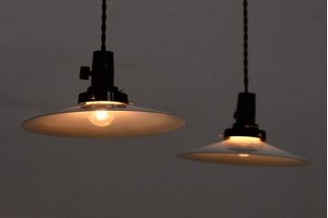 昭和レトロ　シンプルな白いガラスの平笠天井照明2個セット(2)