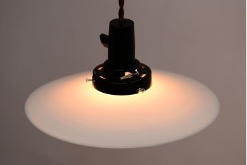 昭和レトロ　シンプルな白いガラスの平笠天井照明2個セット(2)