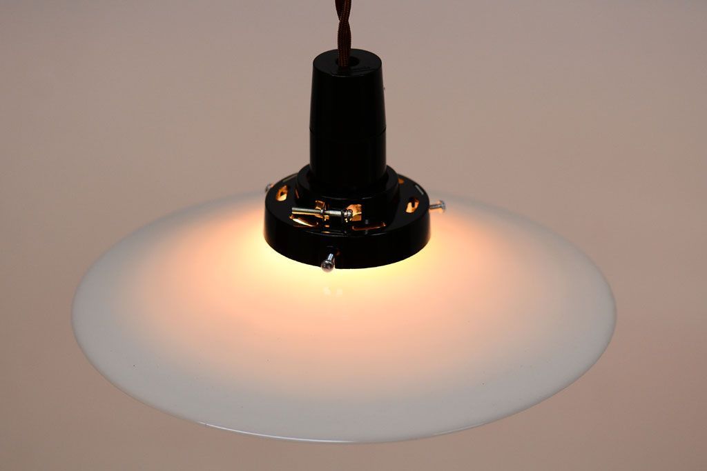 昭和レトロ　シンプルな白いガラスの平笠天井照明2個セット(2)