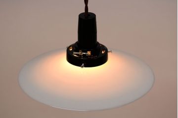 昭和レトロ　シンプルな白いガラスの平笠天井照明2個セット(2)