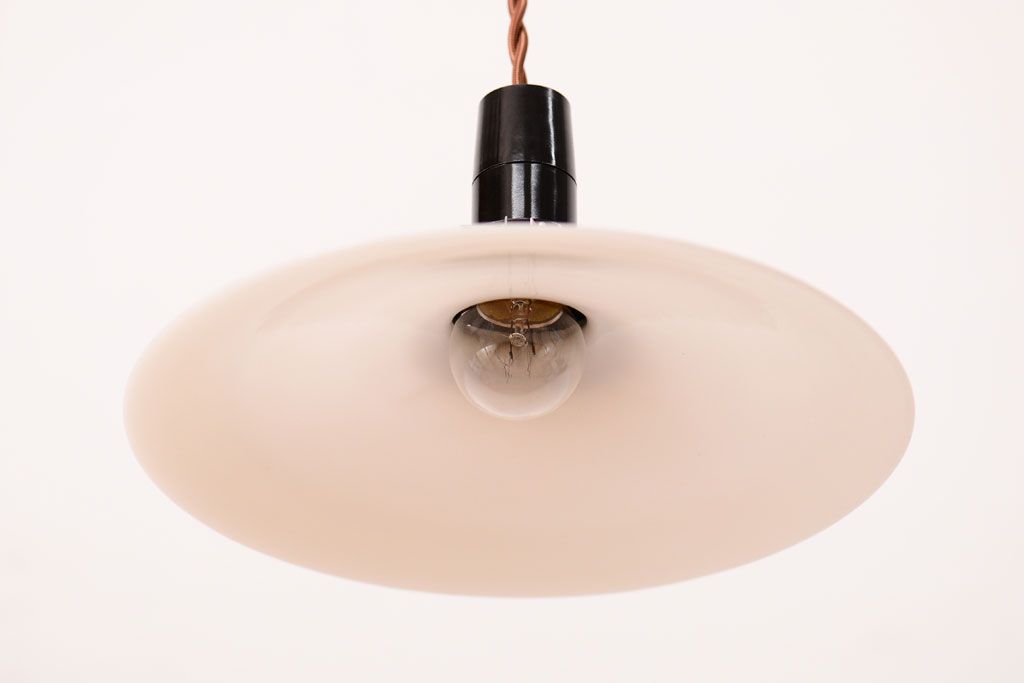 昭和レトロ　シンプルな白いガラスの平笠天井照明2個セット(2)