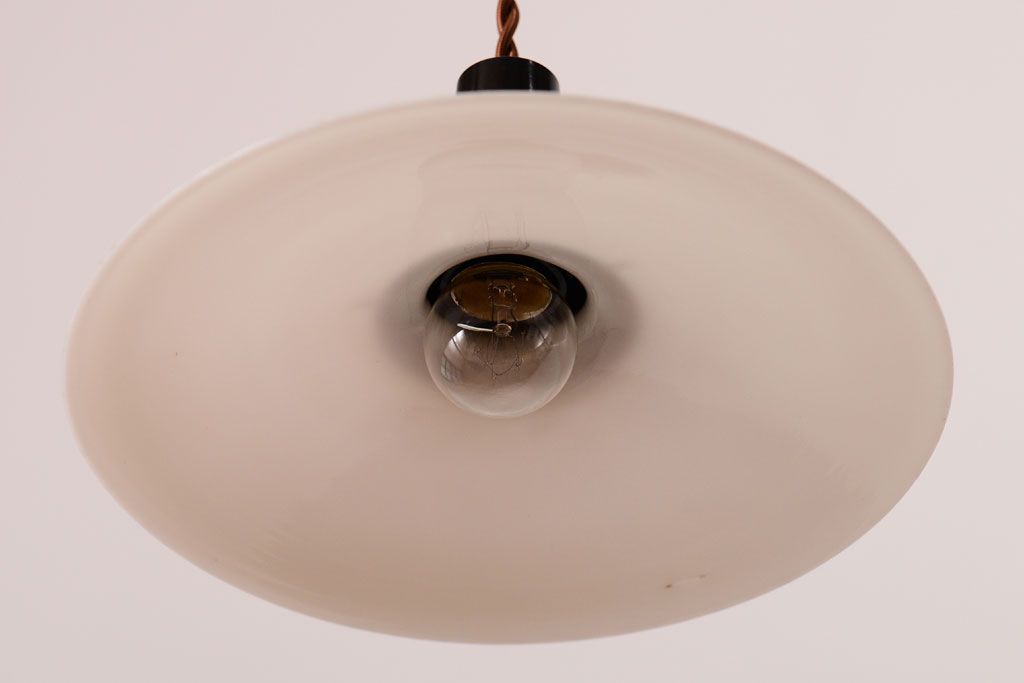 昭和レトロ　シンプルな白いガラスの平笠天井照明2個セット(2)