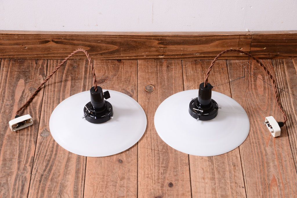 昭和レトロ　シンプルな白いガラスの平笠天井照明2個セット(2)