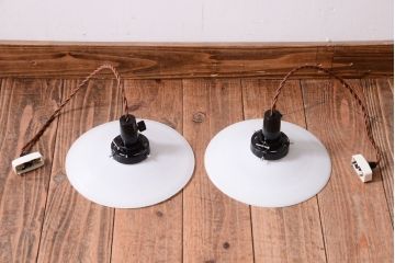 昭和レトロ　シンプルな白いガラスの平笠天井照明2個セット(2)