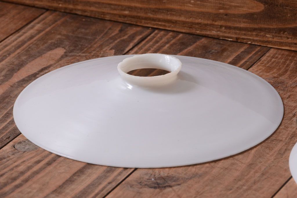 昭和レトロ　シンプルな白いガラスの平笠天井照明2個セット(2)