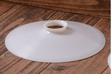 昭和レトロ　シンプルな白いガラスの平笠天井照明2個セット(2)