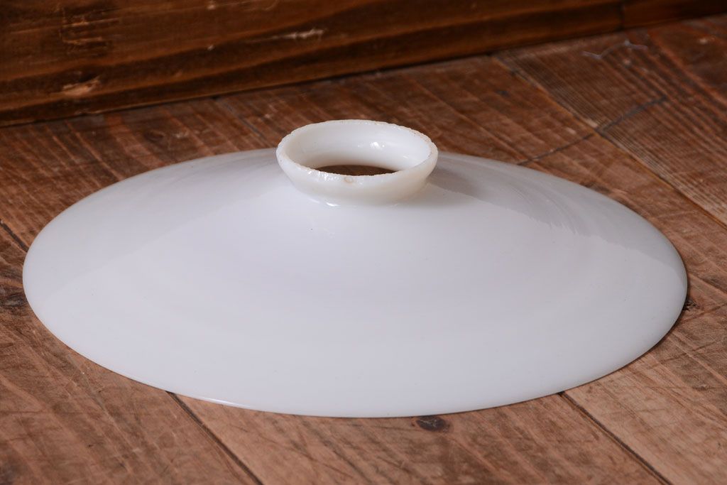 昭和レトロ　シンプルな白いガラスの平笠天井照明2個セット(2)