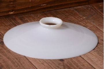 昭和レトロ　シンプルな白いガラスの平笠天井照明2個セット(2)