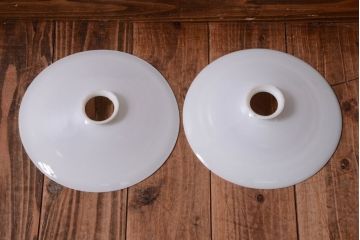 昭和レトロ　シンプルな白いガラスの平笠天井照明2個セット(2)