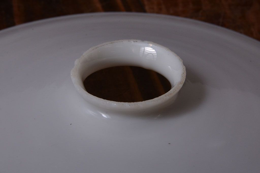 昭和レトロ　シンプルな白いガラスの平笠天井照明2個セット(2)