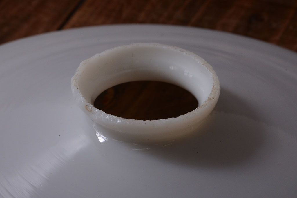 昭和レトロ　シンプルな白いガラスの平笠天井照明2個セット(2)