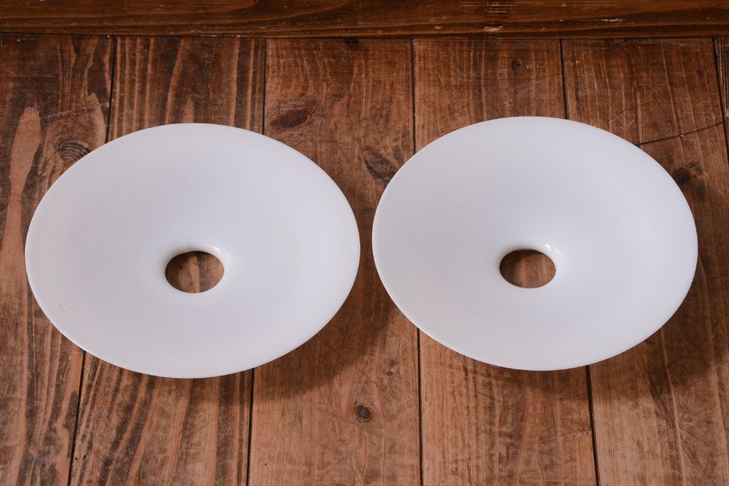 昭和レトロ　シンプルな白いガラスの平笠天井照明2個セット(2)