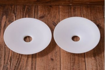 昭和レトロ　シンプルな白いガラスの平笠天井照明2個セット(2)