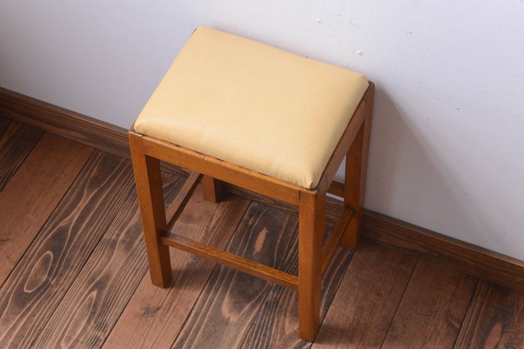 レトロ家具　昭和レトロ　革座面のレトロなアンティーク角スツール