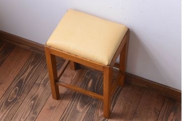 レトロ家具　昭和レトロ　革座面のレトロなアンティーク角スツール