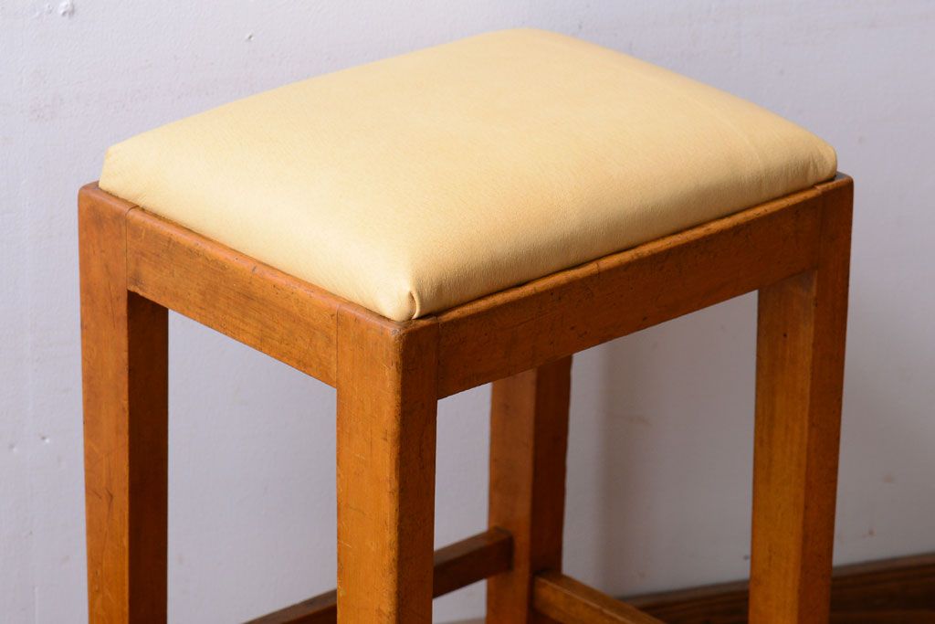 レトロ家具　昭和レトロ　革座面のレトロなアンティーク角スツール