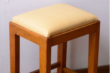 レトロ家具　昭和レトロ　革座面のレトロなアンティーク角スツール