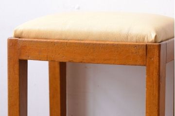 レトロ家具　昭和レトロ　革座面のレトロなアンティーク角スツール