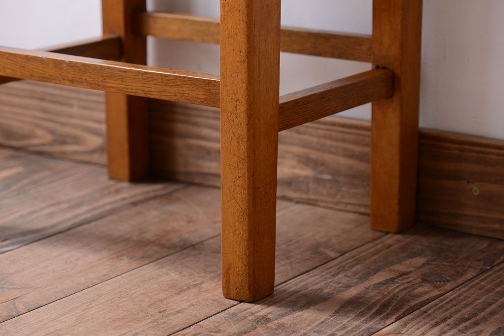 レトロ家具　昭和レトロ　革座面のレトロなアンティーク角スツール