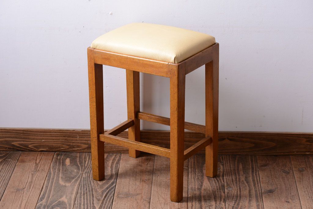 レトロ家具　昭和レトロ　革座面のレトロなアンティーク角スツール