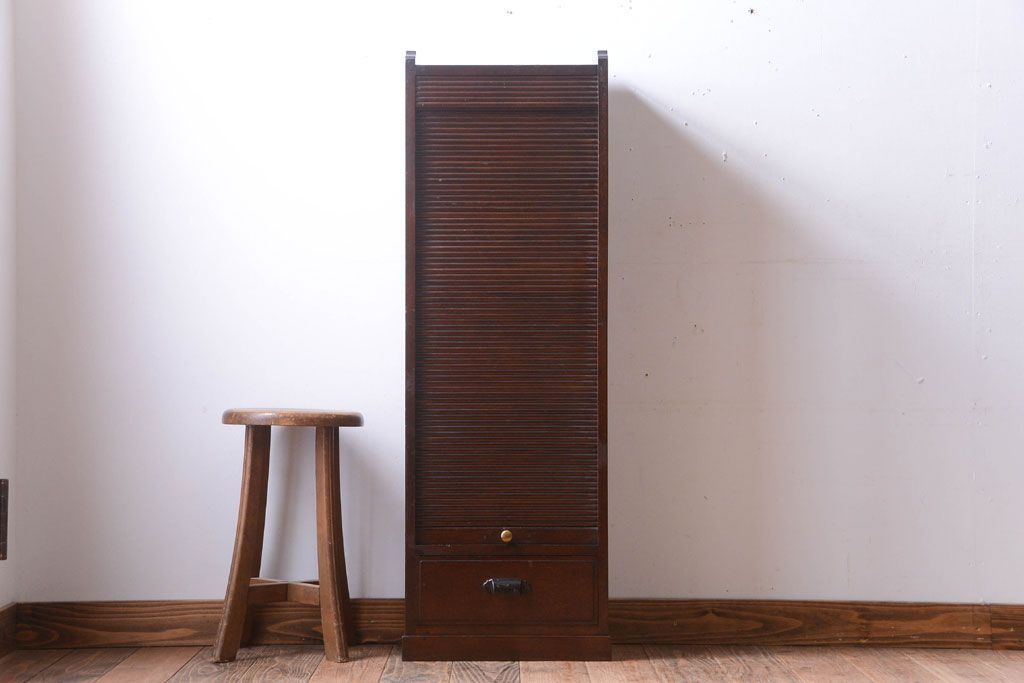 アンティーク家具　和製アンティーク　シャッター付き!縦型の小ぶりな高級収納棚