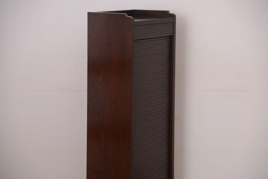 アンティーク家具　和製アンティーク　シャッター付き!縦型の小ぶりな高級収納棚