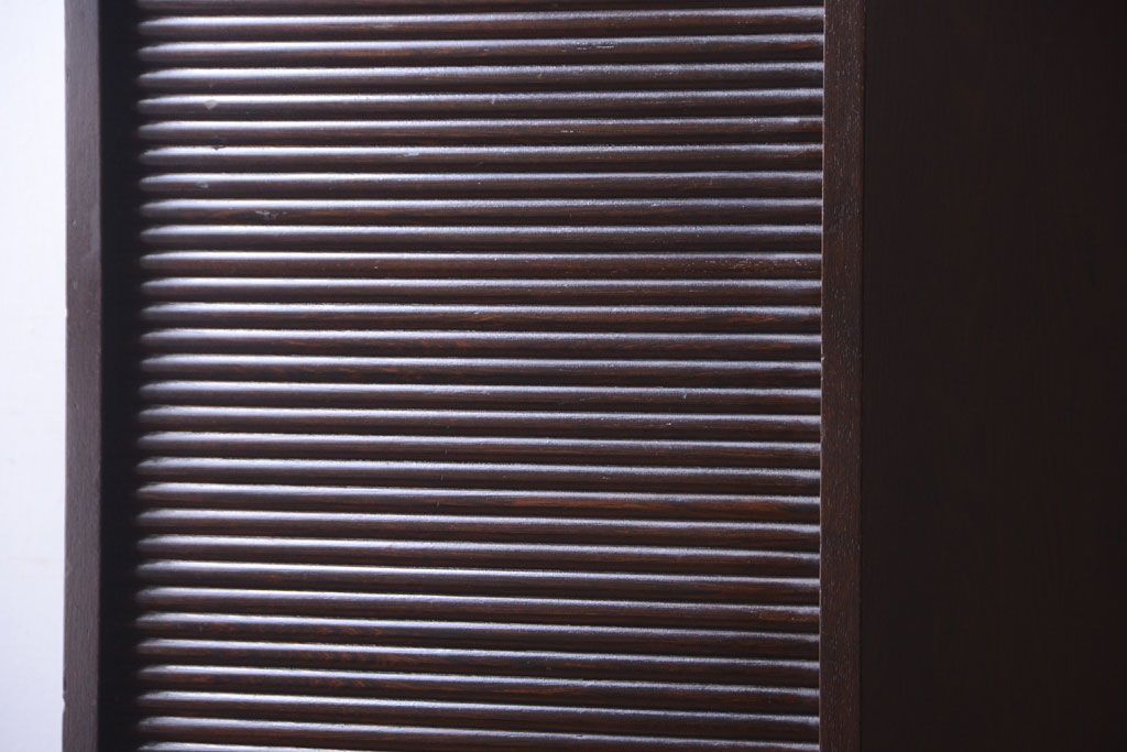 アンティーク家具　和製アンティーク　シャッター付き!縦型の小ぶりな高級収納棚