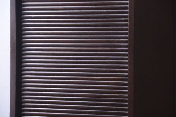 アンティーク家具　和製アンティーク　シャッター付き!縦型の小ぶりな高級収納棚