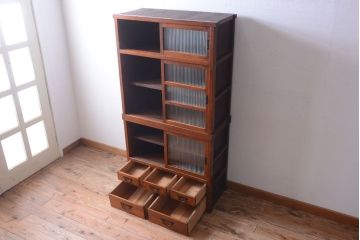 アンティーク家具　和製アンティーク　前面欅材!2段重ねのモールガラス引き戸収納棚