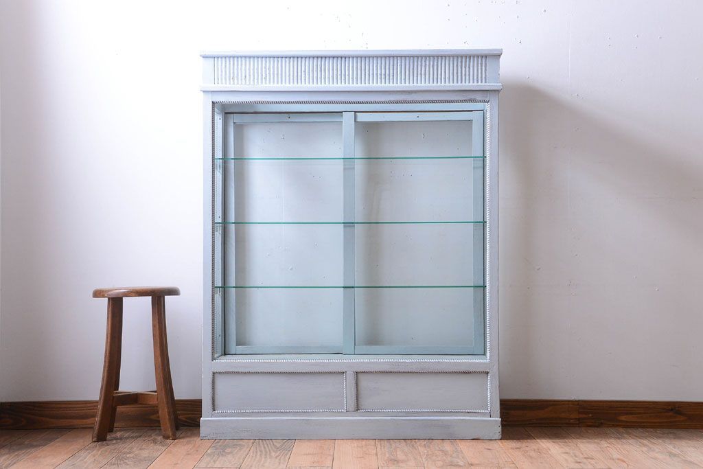 アンティーク家具　アンティークペイント　フレンチグレーカラーの薄型ガラスケース