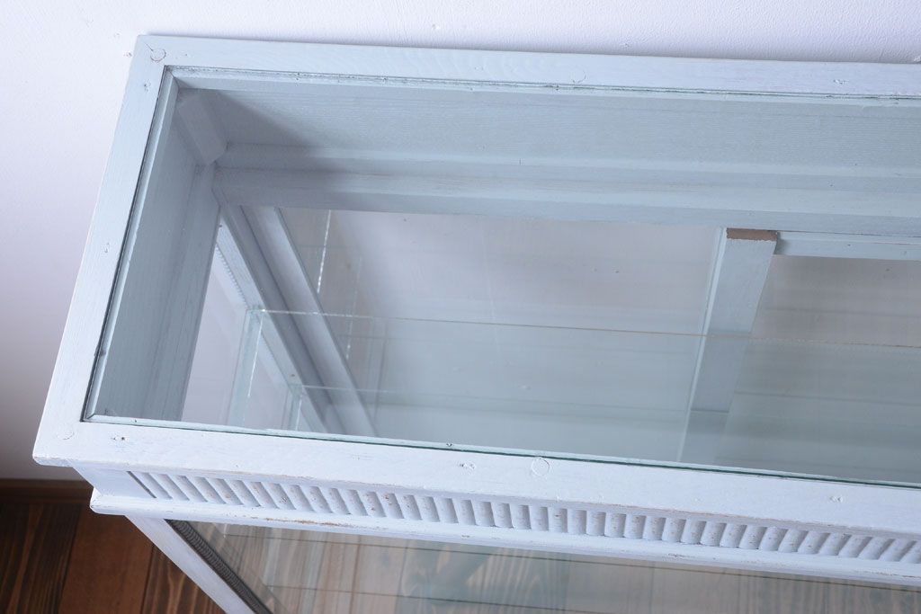 アンティーク家具　アンティークペイント　フレンチグレーカラーの薄型ガラスケース