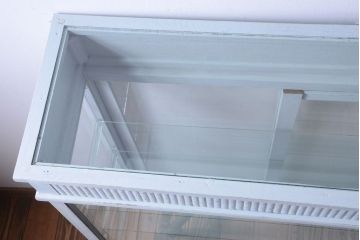 アンティーク家具　アンティークペイント　フレンチグレーカラーの薄型ガラスケース