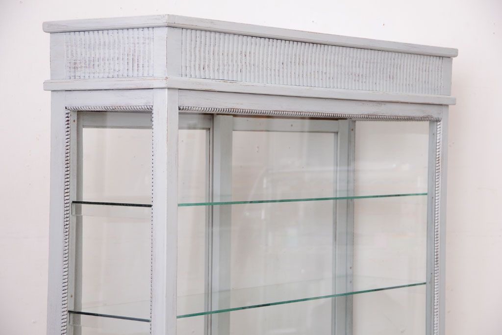 アンティーク家具　アンティークペイント　フレンチグレーカラーの薄型ガラスケース