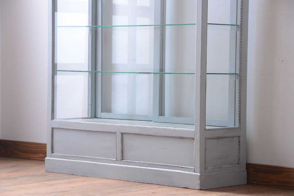 アンティーク家具　アンティークペイント　フレンチグレーカラーの薄型ガラスケース