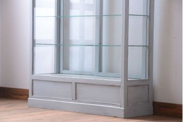 アンティーク家具　アンティークペイント　フレンチグレーカラーの薄型ガラスケース