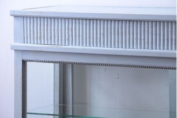 アンティーク家具　アンティークペイント　フレンチグレーカラーの薄型ガラスケース