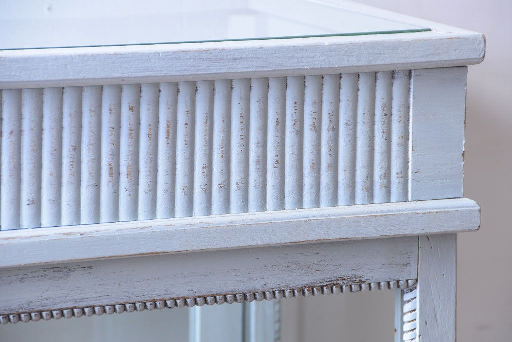 アンティーク家具　アンティークペイント　フレンチグレーカラーの薄型ガラスケース