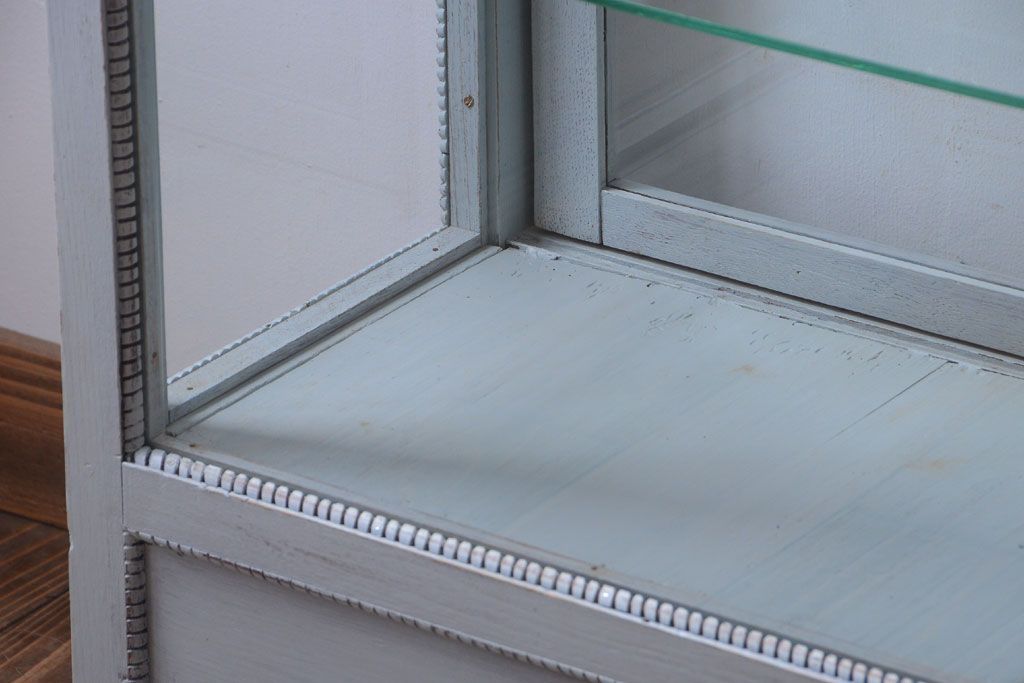 アンティーク家具　アンティークペイント　フレンチグレーカラーの薄型ガラスケース