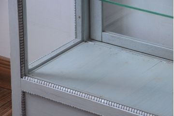 アンティーク家具　アンティークペイント　フレンチグレーカラーの薄型ガラスケース
