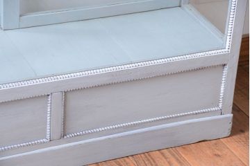 アンティーク家具　アンティークペイント　フレンチグレーカラーの薄型ガラスケース