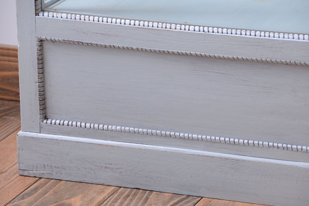 アンティーク家具　アンティークペイント　フレンチグレーカラーの薄型ガラスケース