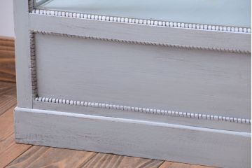 アンティーク家具　アンティークペイント　フレンチグレーカラーの薄型ガラスケース