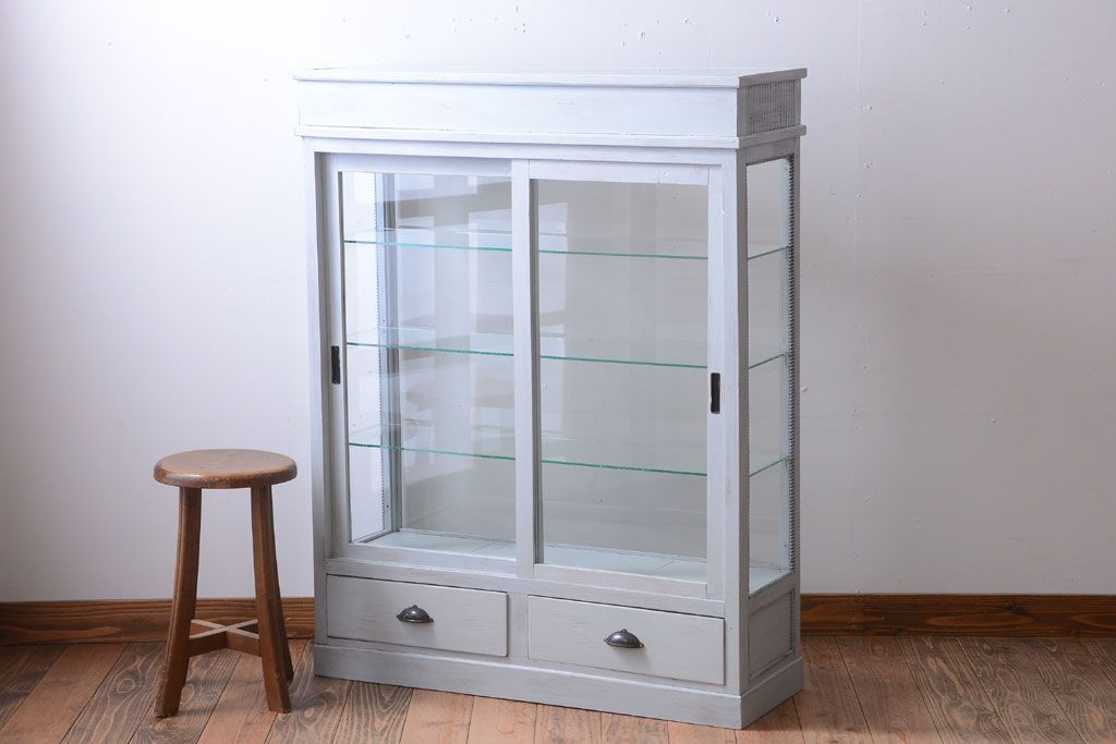 アンティーク家具　アンティークペイント　フレンチグレーカラーの薄型ガラスケース
