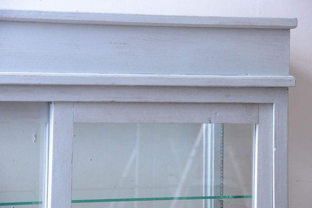 アンティーク家具　アンティークペイント　フレンチグレーカラーの薄型ガラスケース