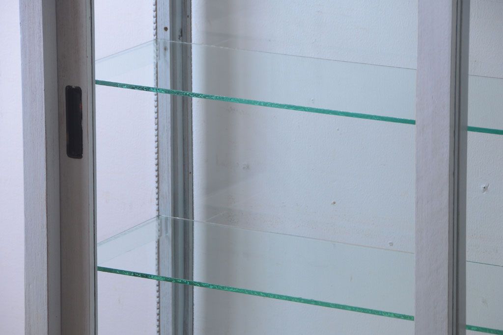 アンティーク家具　アンティークペイント　フレンチグレーカラーの薄型ガラスケース