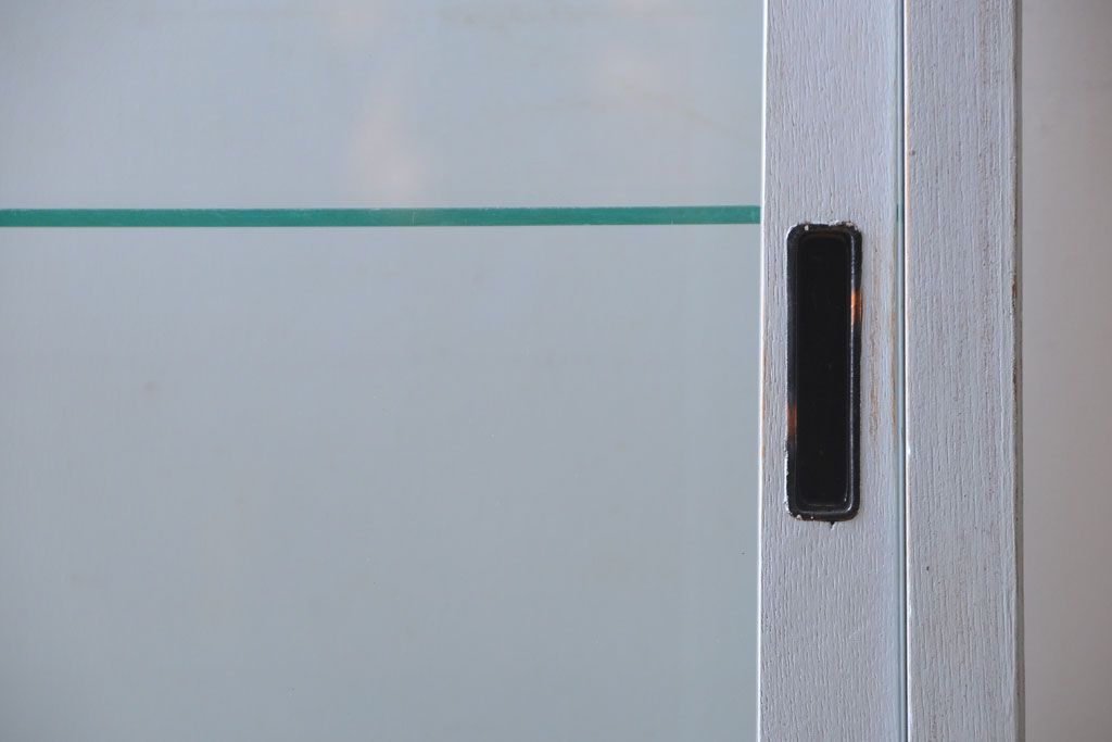 アンティーク家具　アンティークペイント　フレンチグレーカラーの薄型ガラスケース